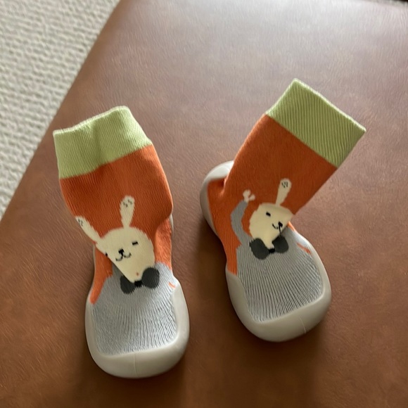 Infant 9-12 month sock shoes - Picture 1 of 3